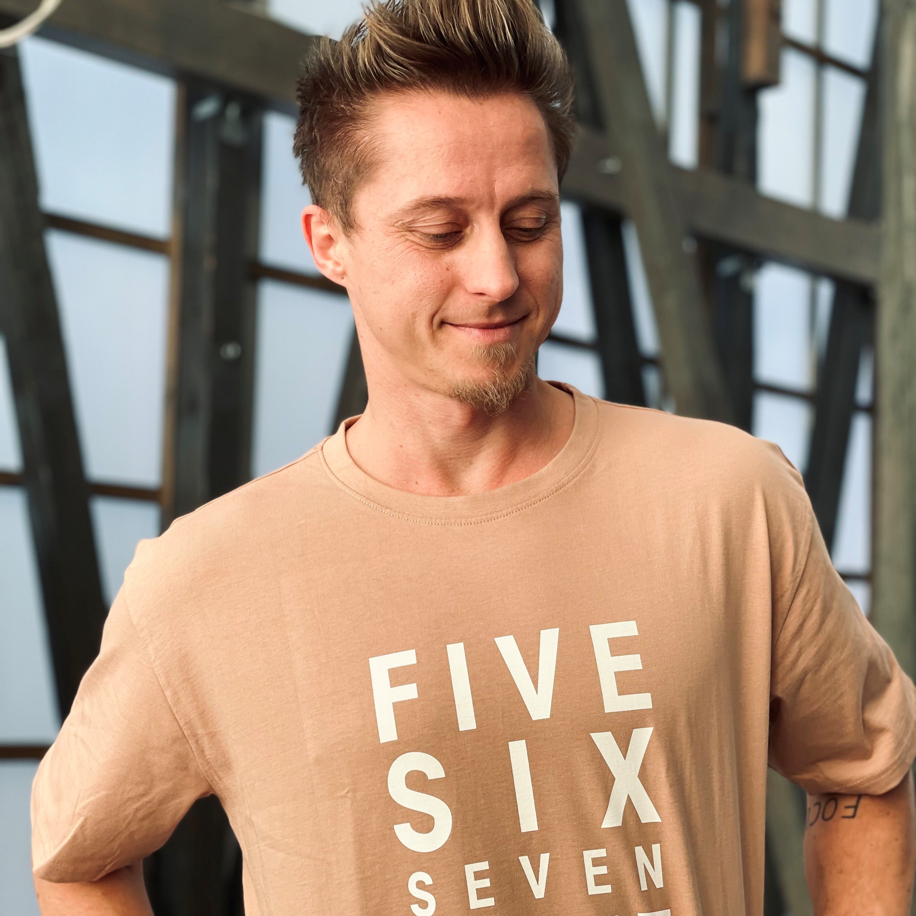 HIIT The Beat Men Oversize Tee 5678 Amber, washed-out print